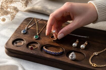 découvrez notre sélection des 10 meilleures citations sur les bijoux qui célèbrent l'art et la passion de la joaillerie, pour inspirer les amateurs de beauté et d'élégance.