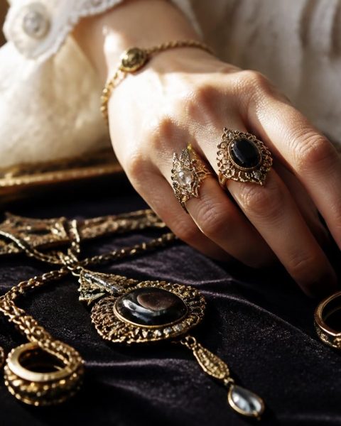 découvrez les bijoux lucifer, une collection unique qui fascine les célébrités par son style audacieux et son élégance mystérieuse. adoptez une touche de glamour et d’originalité.