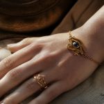 découvrez les bienfaits spirituels de l'œil d'horus porté en bijoux et laissez son pouvoir protecteur et symbolique illuminer votre quotidien.