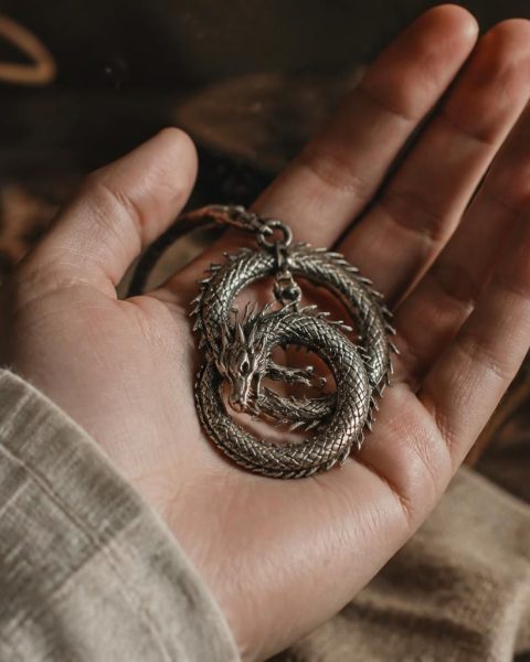 découvrez pourquoi les bijoux dragon sont le cadeau parfait pour les amateurs d'univers fantastiques, alliant symbolisme puissant et esthétique unique.