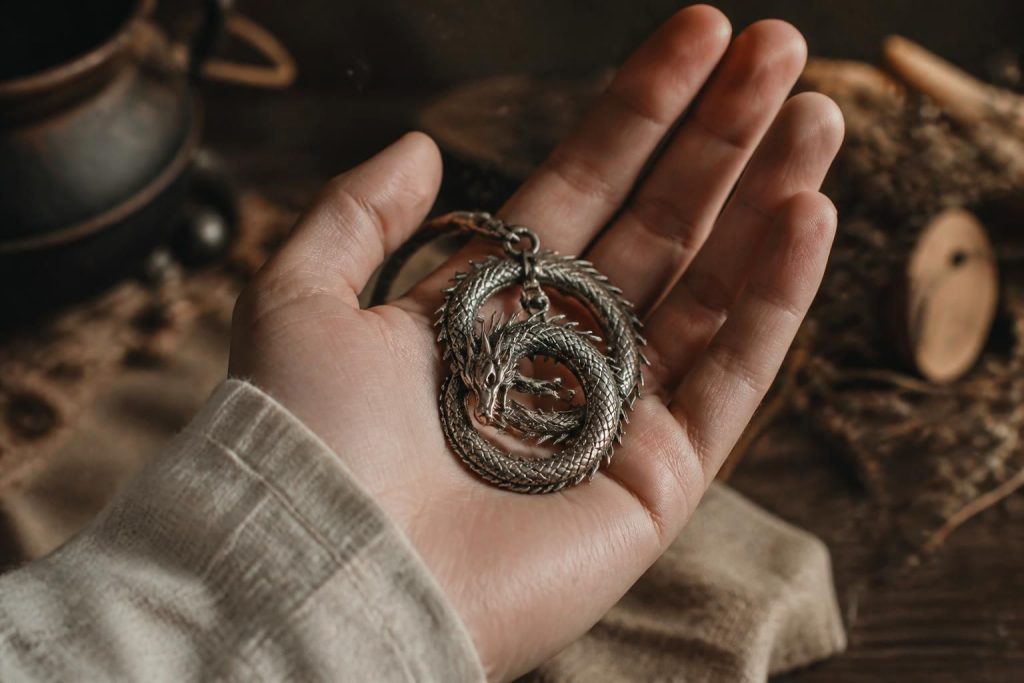 découvrez pourquoi les bijoux dragon sont le cadeau parfait pour les amateurs d'univers fantastiques, alliant symbolisme puissant et esthétique unique.