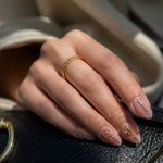 découvrez pourquoi les bijoux d'ongles sont devenus un incontournable de la mode, alliant créativité, style et tendance pour sublimer vos mains.