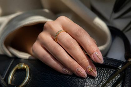 découvrez pourquoi les bijoux d'ongles sont devenus un incontournable de la mode, alliant créativité, style et tendance pour sublimer vos mains.