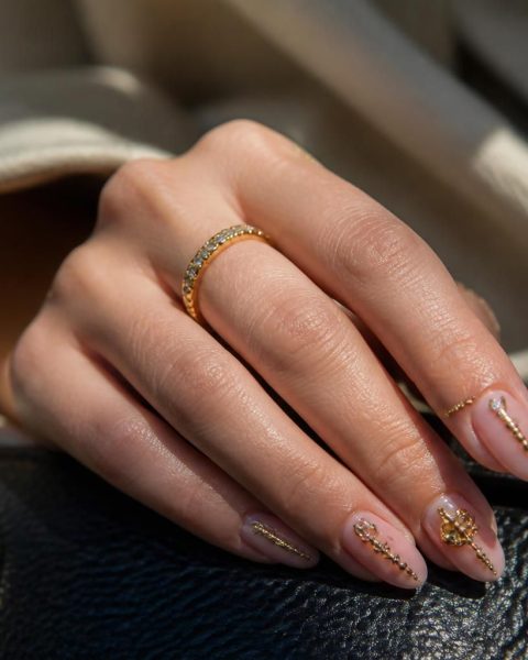 découvrez pourquoi les bijoux d'ongles sont devenus un incontournable de la mode, alliant créativité, style et tendance pour sublimer vos mains.