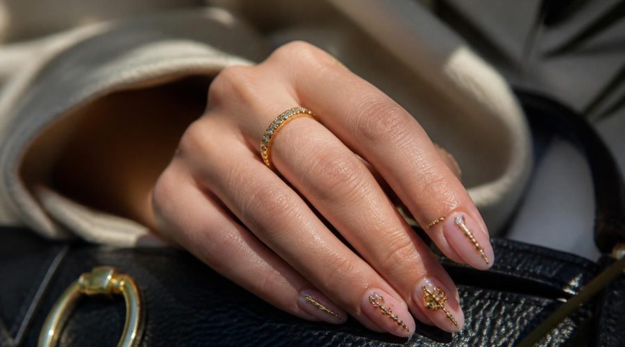 découvrez pourquoi les bijoux d'ongles sont devenus un incontournable de la mode, alliant créativité, style et tendance pour sublimer vos mains.