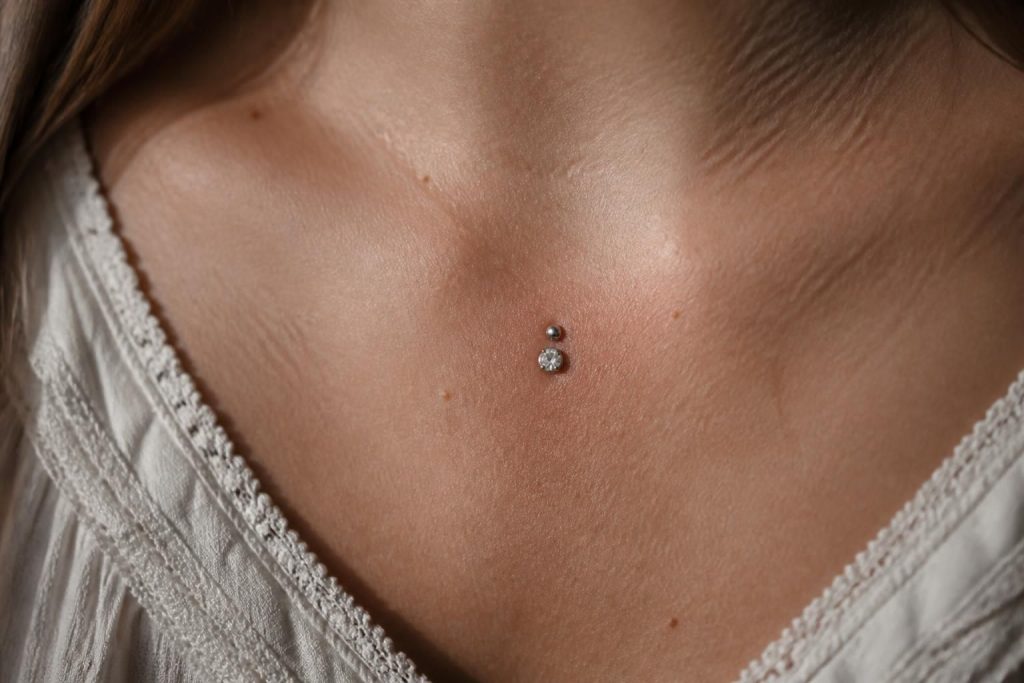 découvrez pourquoi les bijoux de piercing sternum sont devenus si populaires, alliant esthétique unique et tendances contemporaines pour sublimer votre style.