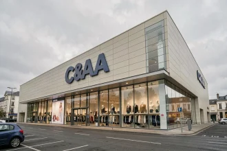 Facade extérieure du magasin C&A de Noyelles-Godault dans une zone commerciale du Pas-de-Calais